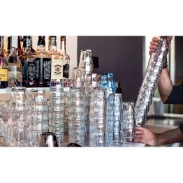 Rock Bar - Stohovateln�, robustn� sklenice v proveden� vytvrzen�ho skla. U�et�� m�sto na Va�em baru a nezran� Va�e hosty i p�i ne�etrn�m pou��v�n�.